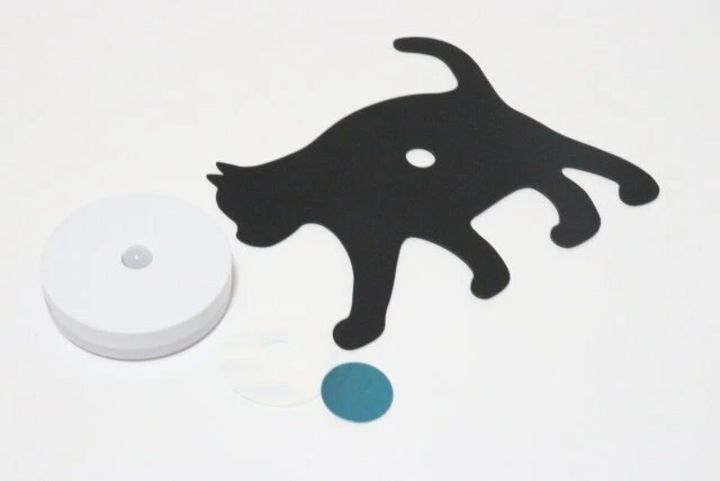 白い円形のライト本体と黒い猫のシルエットパーツ