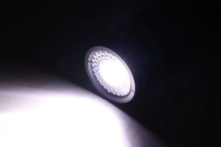 2WAYキャンピングライトの懐中電灯モードで一点を照らす