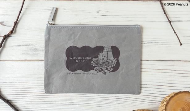 ウッドストックが暗闇で本を読むデザインがかわいいノベルティ「ペーパーポーチ」