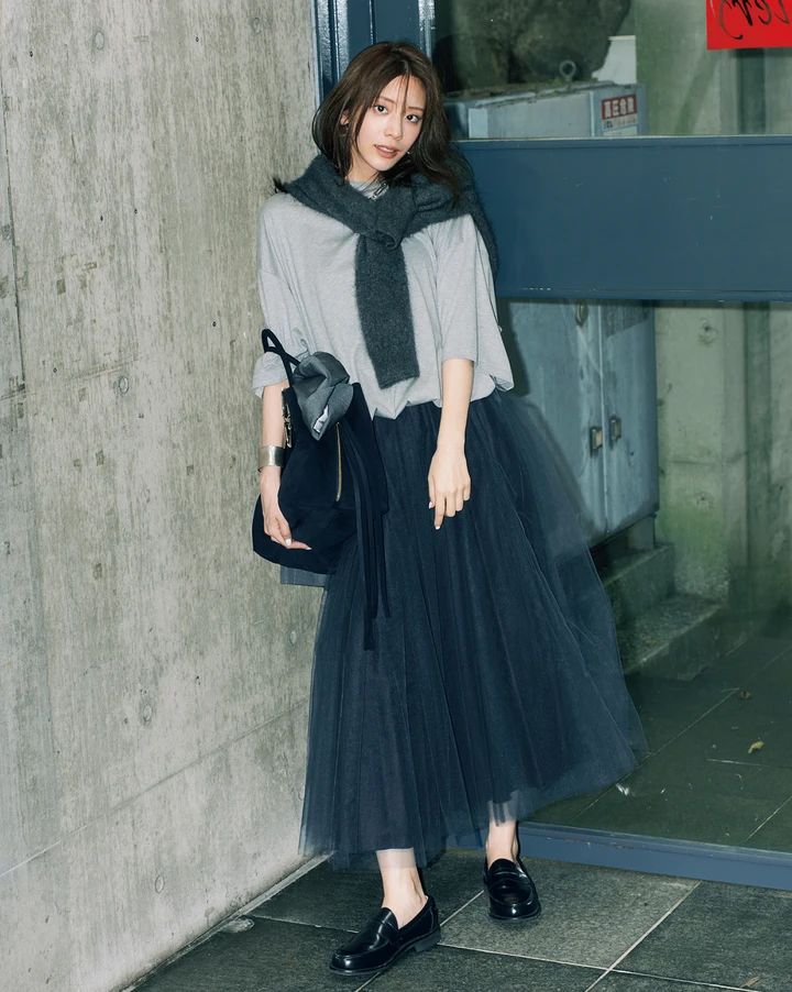  華やかなチュールスカートもネイビーなら平常心で投入OK。×グレーで理想的なMIX感に