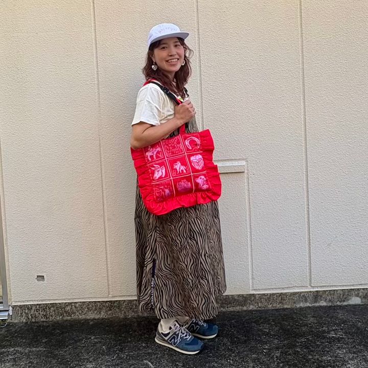 ヘイミセスローズフリルバック差し色コーデワンピースコーデ