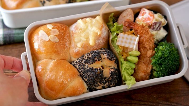 手作りのパンに、エビフライと、にんじんとさつまいものヨーグルトマヨサラダ、ブロッコリー、スクランブルエッグ、ソーセージを詰めた中学生弁当