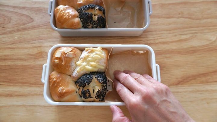 手作りのパンに、エビフライと、にんじんとさつまいものヨーグルトマヨサラダ、ブロッコリー、スクランブルエッグ、ソーセージを詰めた中学生弁当