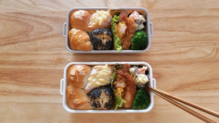 手作りのパンに、エビフライと、にんじんとさつまいものヨーグルトマヨサラダ、ブロッコリー、スクランブルエッグ、ソーセージを詰めた中学生弁当