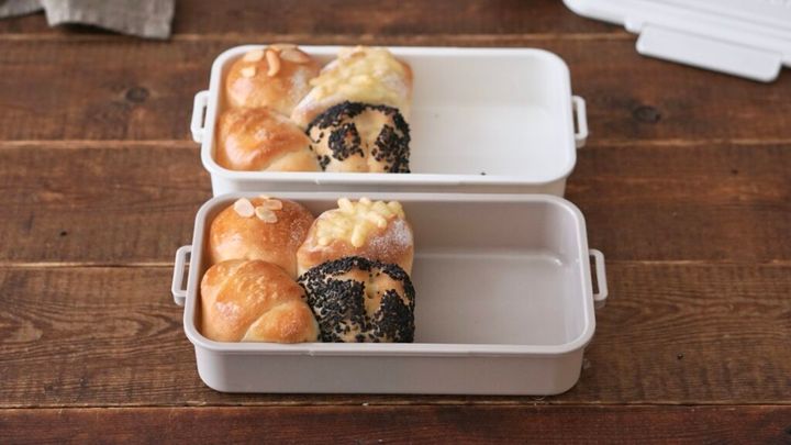 手作りのパンに、エビフライと、にんじんとさつまいものヨーグルトマヨサラダ、ブロッコリー、スクランブルエッグ、ソーセージを詰めた中学生弁当