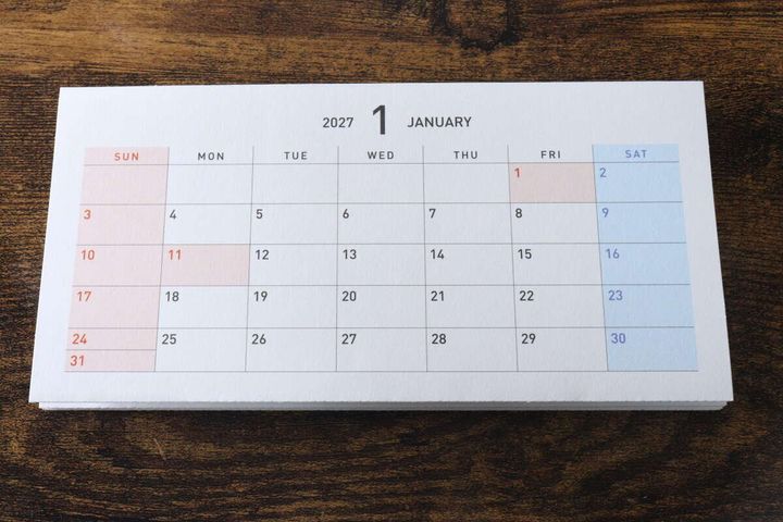 切り離された2027年1月のカレンダーが積み重ねられている