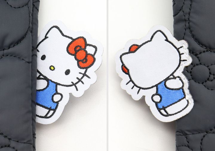 トートバッグからひょっこり顔を出すハローキティのタグ