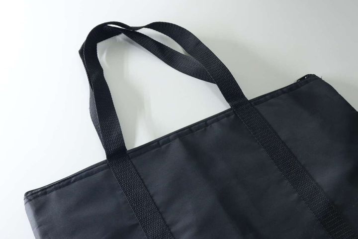 黒いアルミトートバッグの持ち手部分のアップ