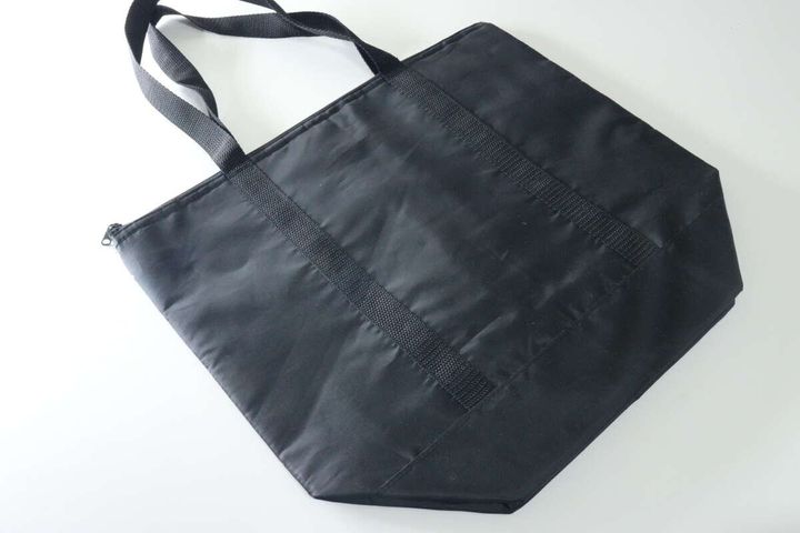 黒いアルミトートバッグを斜め上から見た全体像