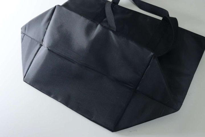 黒いアルミトートバッグの底面とマチがわかるように置かれている