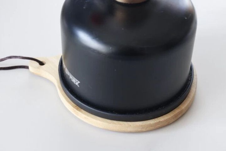 OD缶を木製スタンドにセットして安定させている様子