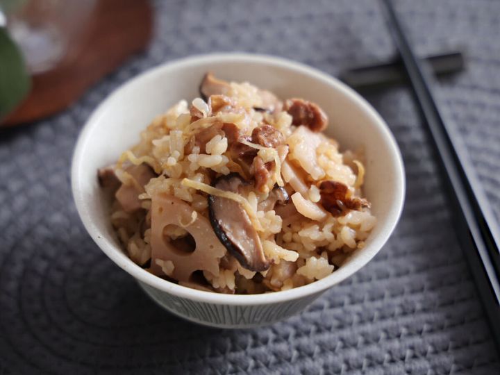 茶碗に盛られた鶏と蓮根の炊き込みごはんの俯瞰。蓮根、鶏肉、しいたけが見える。