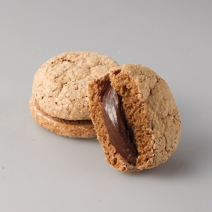 キャラメルカフェガナッシュが挟まったダックワーズ生地の焼き菓子