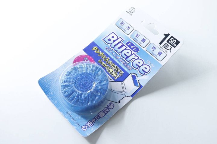 セリアのトイレ用防汚芳香洗浄剤「Blueeree」のパッケージを斜めから