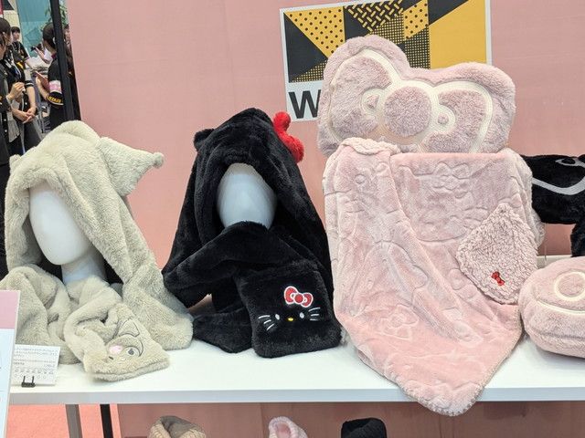 ボア素材のフード付きマフラー