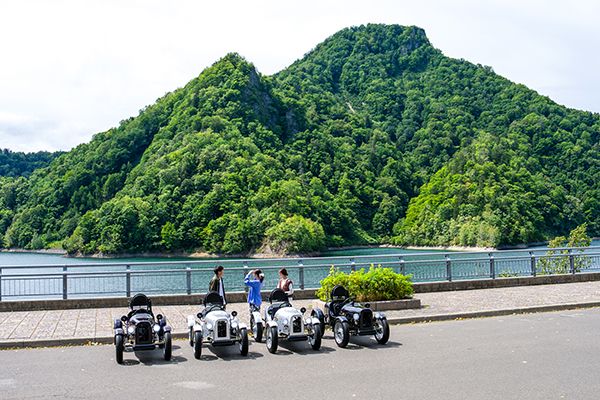 定山渓温泉街で「移動自体を楽しむ」新たな観光実証事業スタート！新型モビリティで絶景を風と感じる旅へ。