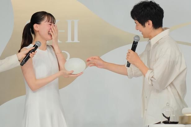 【写真】自作の金継ぎ皿を見せる綾瀬はるかさん