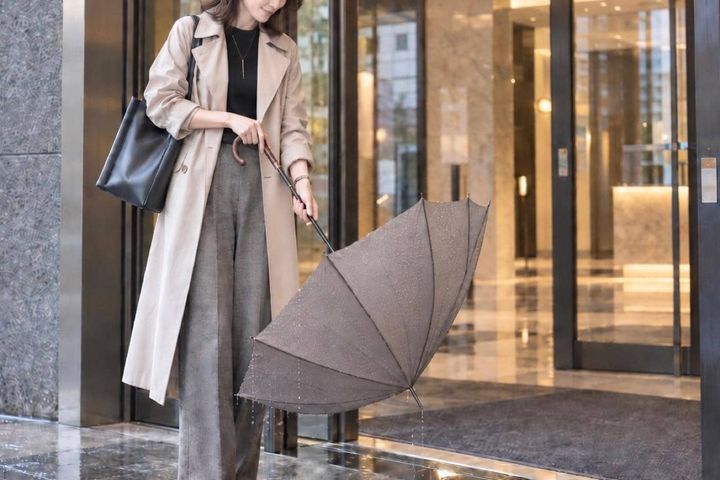 傘の水切り、くるくる回してない？骨や部品に負担をかけにくい雨の払い方