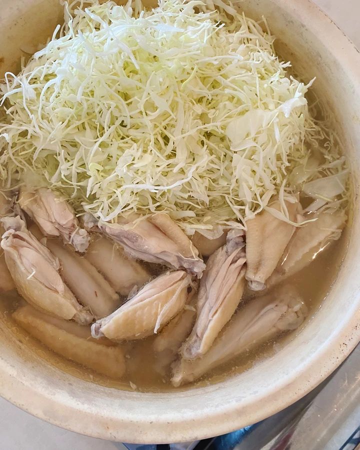 長谷川あかり レシピ 鶏手羽とキャベツの酒鍋 完成