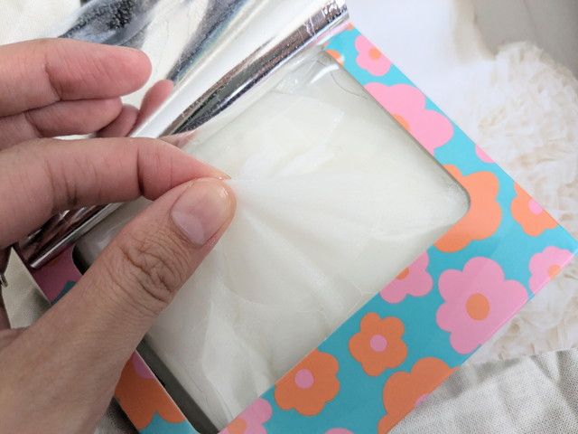 NICCO 水分チャージマスクのBOXからシートマスクを取り出す様子