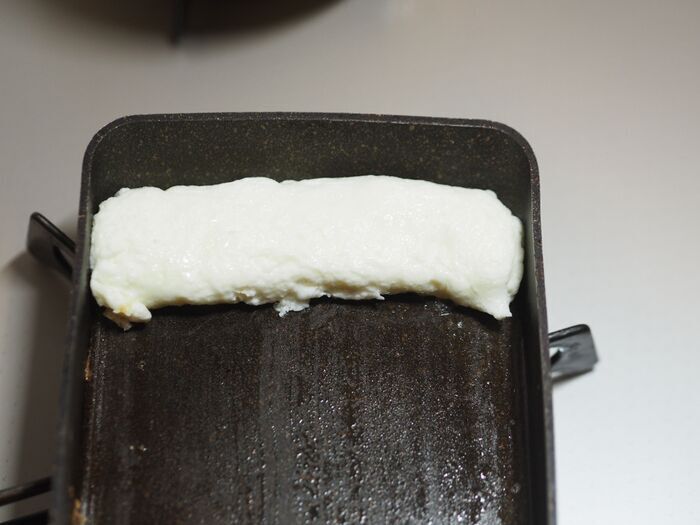 いつもの卵2個だけでどうやって作ったの！？切った瞬間に歓声が上がる〈黄色と白の2色巻き卵焼き〉
