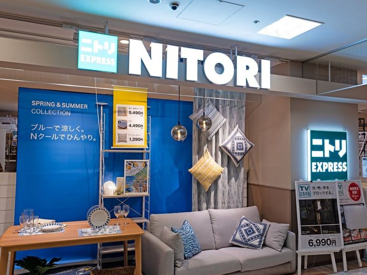 ニトリの「ゴムの力で汚れを落とすバスブラシ」「壁に貼りついて水だけで洗えるバススポンジ」はどちらも1000円以下で洗剤いらずのお風呂掃除グッズ。こすらず水だけでしつこい汚れをオフでき、浴室のお手入れをぐっとラクにしてくれます。