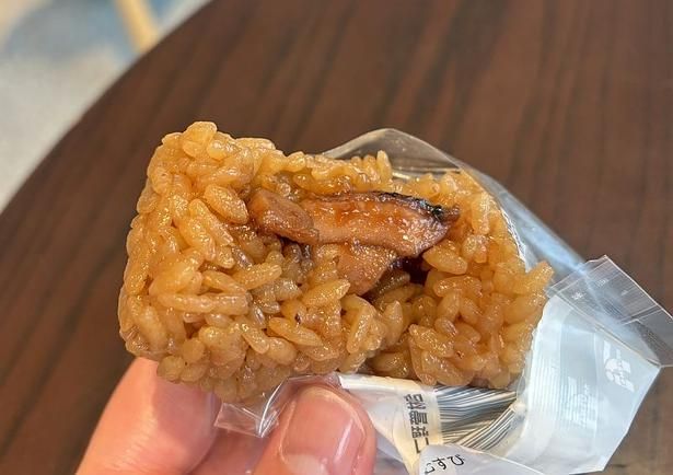 「阿部商店監修 いかめしおむすび」は、おむすびの中にイカが詰め込まれている。タレが染みたご飯と、ほんのり感じる生姜の風味がたまらない！