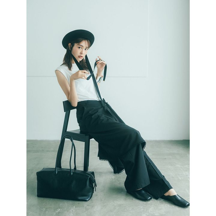 ノースリトップスとスカートパンツにリボン付きのベレー帽をかぶった桐谷美玲さん