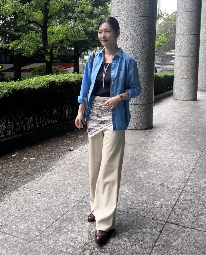 ユニクロのブルーシャツを羽織り、スカーフとアイボリーのパンツを合わせた土曜日コーデ