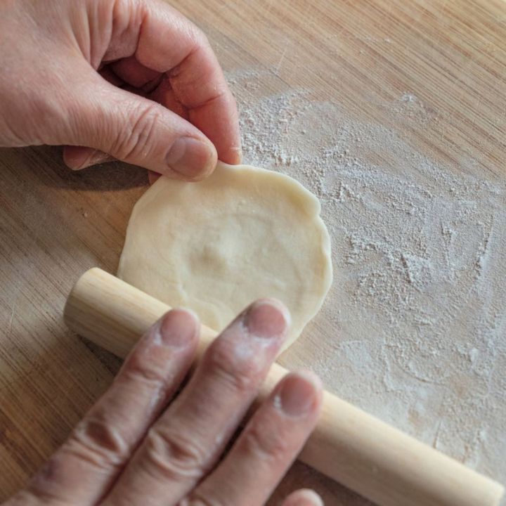 餃子の皮を伸ばすポイント