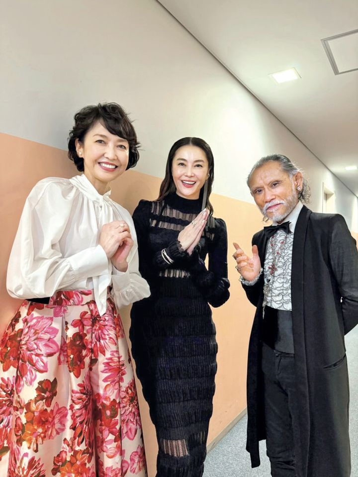 「6月に放送された『テレ東音楽祭』にて、片岡鶴太郎さん、賀来千香子さん、いしだ壱成さんと。久しぶりにお会いできて、しあわせな時間でした♪」