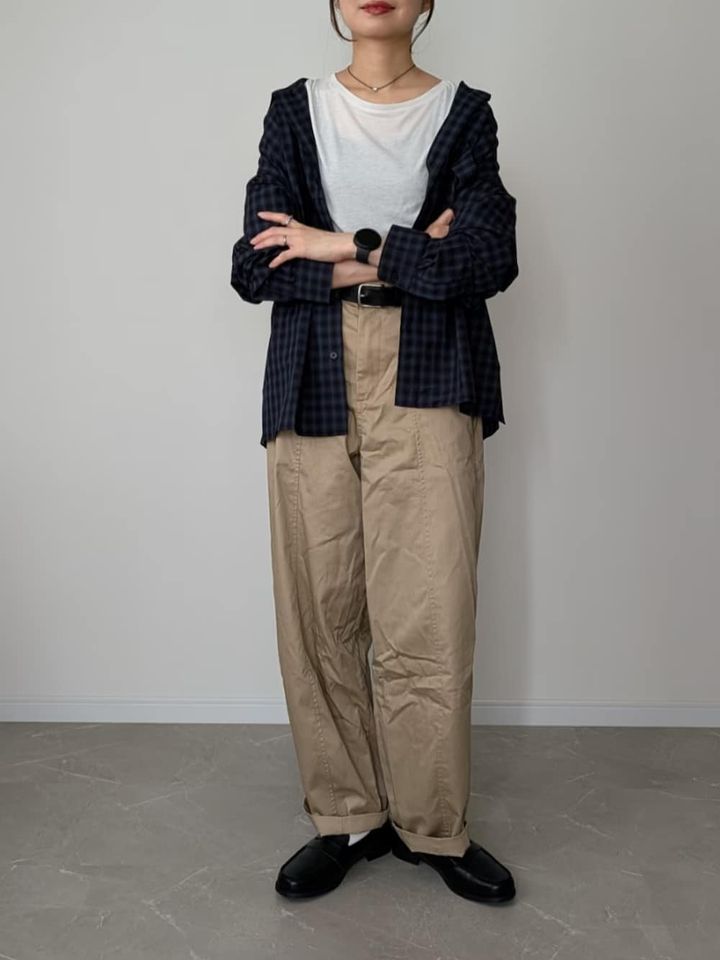 さっと羽織るのにもぴったりなやわらかい素材のメンズシャツ 出典：WEAR