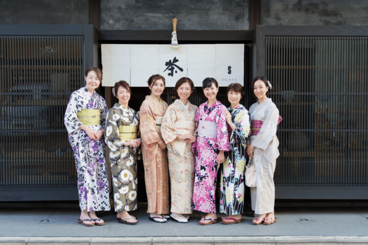 THE SHINMONZENの前で