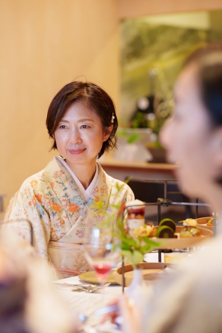 食事の席で目に入るのは「上半身」。