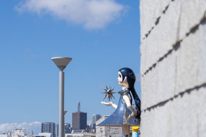 安藤忠雄建築と現代アートを満喫！海辺に立つ「兵庫県立美術館」