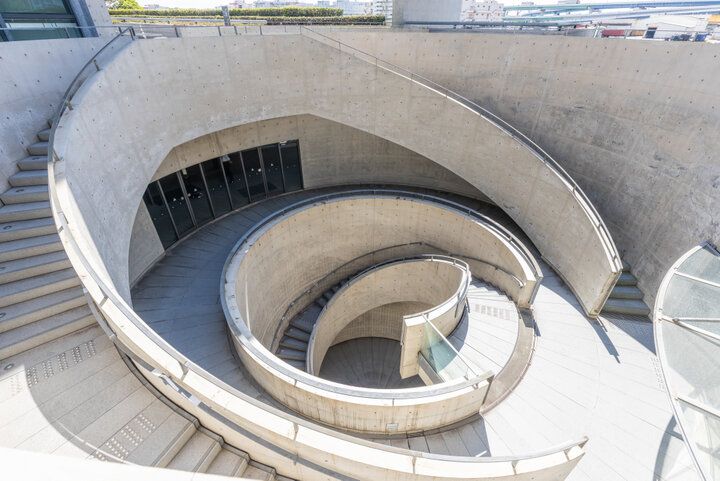 安藤忠雄建築と現代アートを満喫！海辺に立つ「兵庫県立美術館」