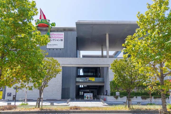 安藤忠雄建築と現代アートを満喫！海辺に立つ「兵庫県立美術館」
