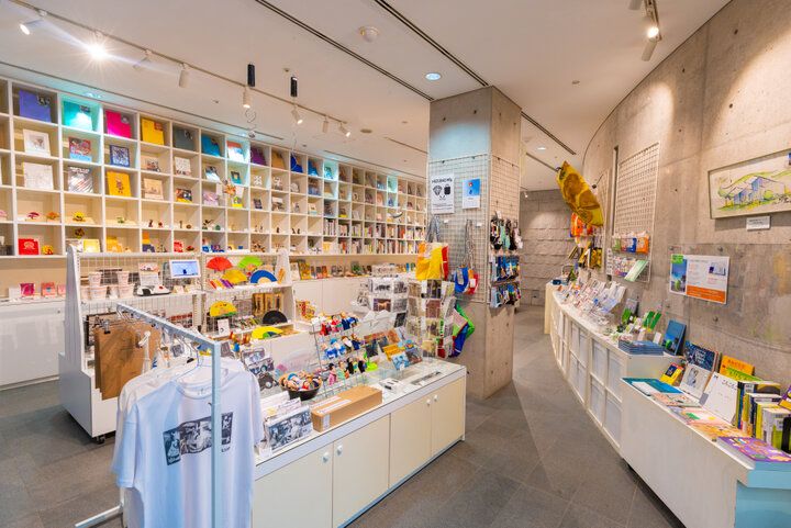 安藤忠雄建築と現代アートを満喫！海辺に立つ「兵庫県立美術館」