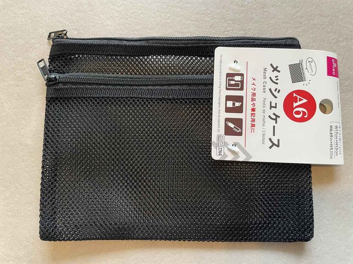 画像: A6、サイズ：W17cm × H13cm、ファスナーは2カ所
