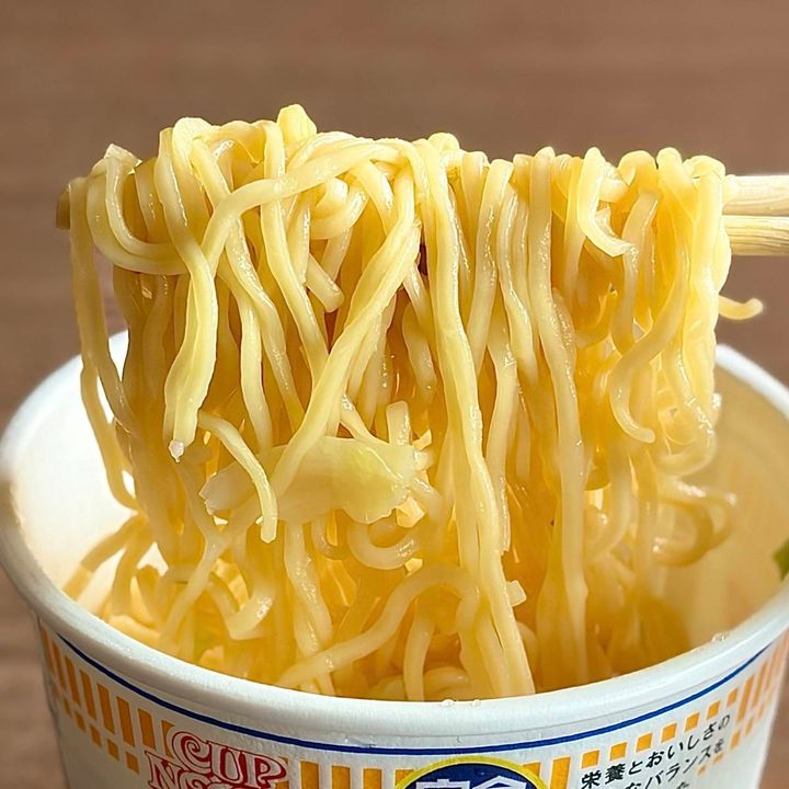 日清食品の「完全メシ 汁なしカップヌードル シーフードヌードル」