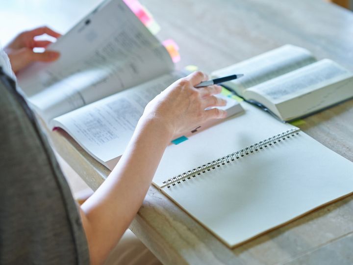 28歳で結婚し、「子どもは最低5人ほしい」と願っていた61歳女性。だが不妊治療を続けても授からず、40歳で諦めることに。61歳となり還暦を過ぎた今、「子どものいなかった人生」を振り返る。※画像：PIXTA