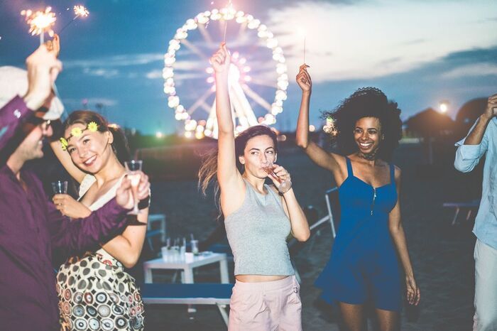 英語で「どんちゃん騒ぎをした」なんて言う？相手と距離を縮めたいときに使えるフレーズです【英語クイズ】