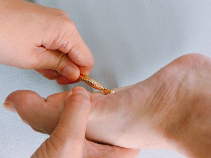 【ダイソー】つまようじサイズで何に使うの！？金色の「謎のミニスティック」が想像以上の実力派だった♡