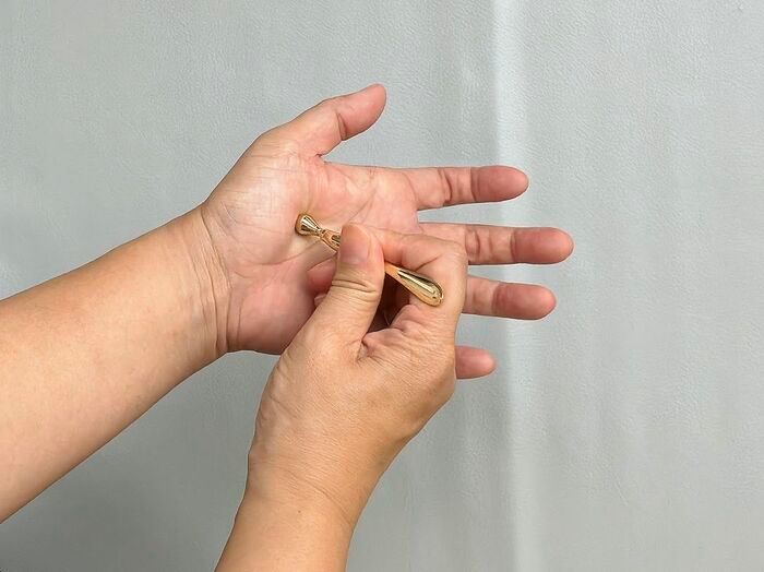 【ダイソー】つまようじサイズで何に使うの！？金色の「謎のミニスティック」が想像以上の実力派だった♡