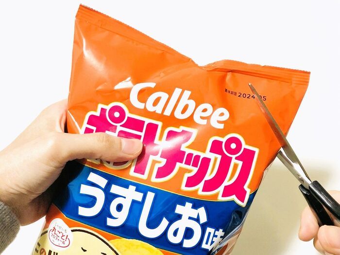 ポテチを食べるときに「指がベタベタにならない」ナイスな方法！これは思いつきませんでした♪