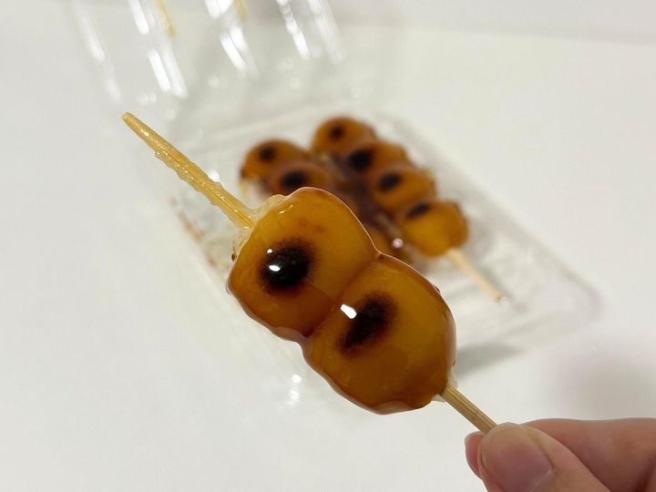 画像: 後半部分を食べるのが難しい串団子
