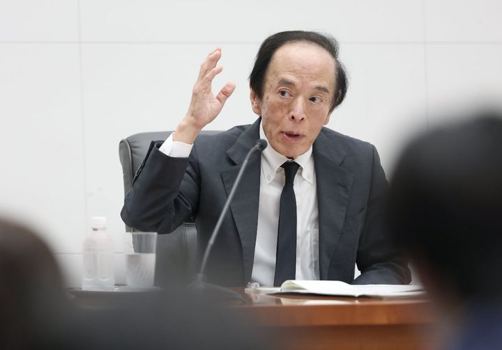 金融政策決定会合を終え、記者会見する日本銀行の植田和男総裁（9月18日、時事通信フォト）