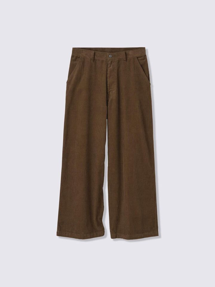 茶色のコーデュロイ素材のスーパーワイドパンツ