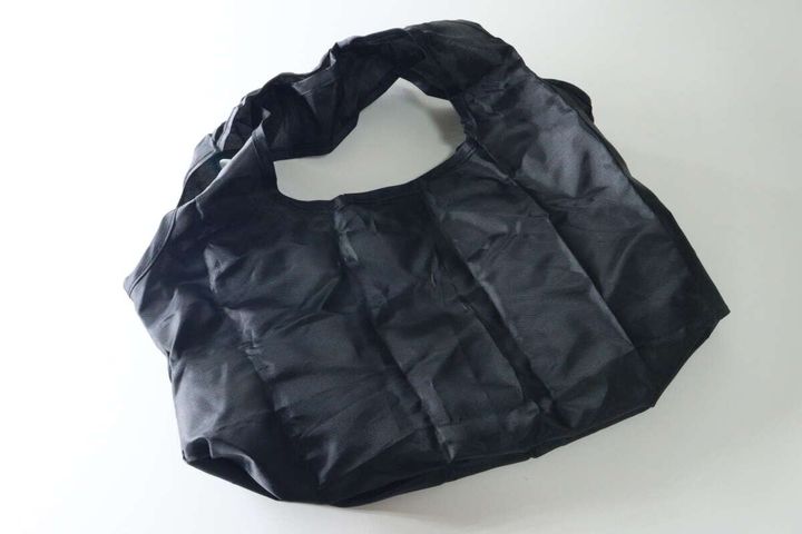 広げられた状態の黒いコンパクトエコバッグ