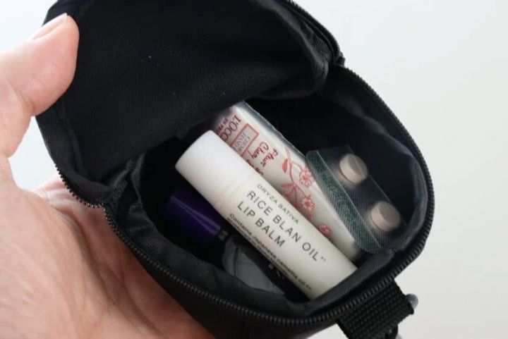 キャップ型ポーチにリップや薬を収納